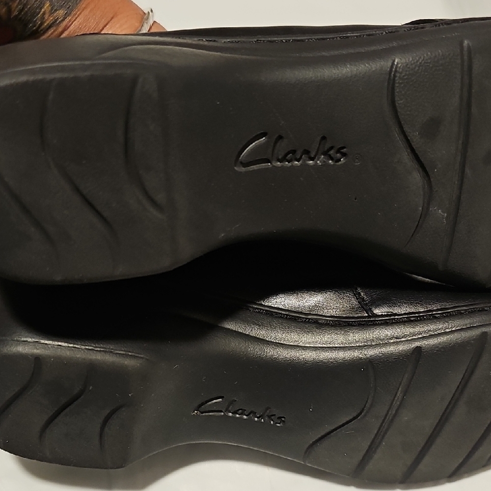 Clarks Women's Black Leather Flats with Button Detail - Picture 7 of 7
